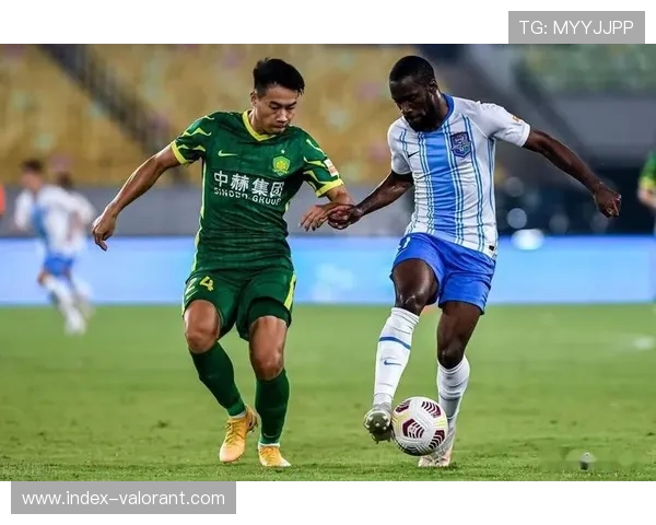 巴林后卫哈贾尔犯规染红，中国队多一人作战至终场